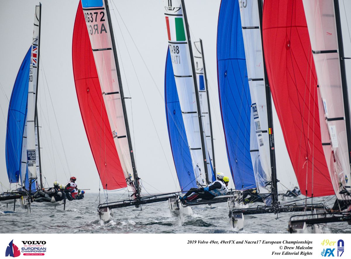 Sesto giorno ai 2019 Volvo Europeans di Weymouth (UK) delle classi olimpiche Nacra 17, 49er e 49erFX con le Fleet Series