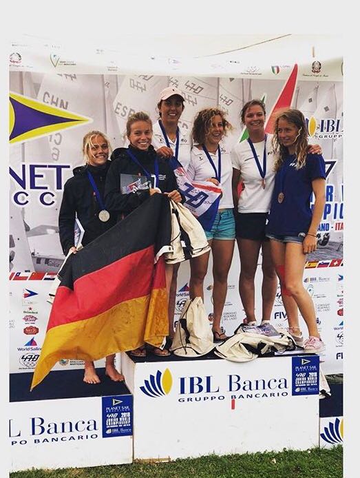 ITALIA D'ORO E D'ARGENTO AL CAMPIONATO MONDIALE GIOVANILE 470: BENEDETTA DI SALLE E ALESSANDRA DUBBINI SONO CAMPIONESSE, GIACOMO FERRARI E GIULIO CALABRO' SONO VICE CAMPIONI